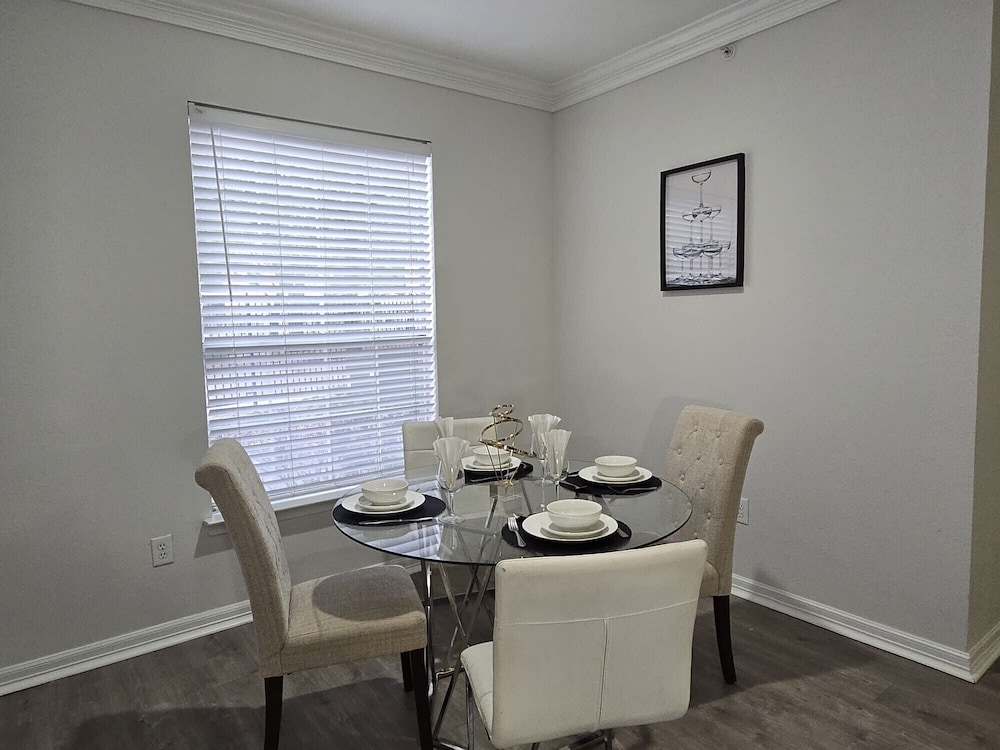 Apartment - Sleeps 5 - Pool - Parking - Gym