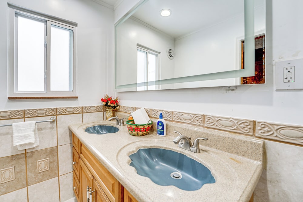 15 Mi to Dtwn Detroit: Cozy Family Home w/ Yard!