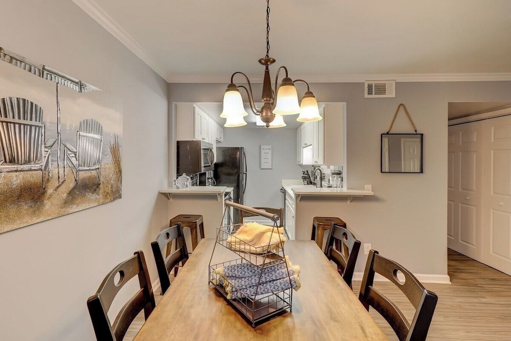 Renovated 2BR Hilton Head Home Walk to Shops