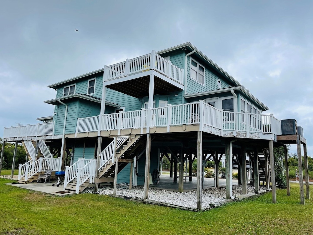 Fore Shore West- 4 Bedroom Home by RedAwning