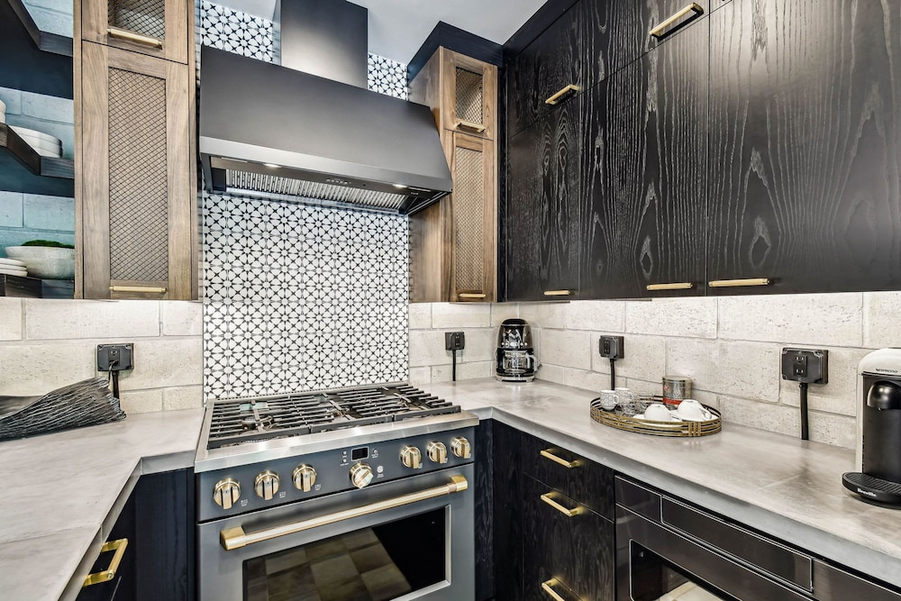 NEW The Strata Barn - Luxury Hyde Park Townhome