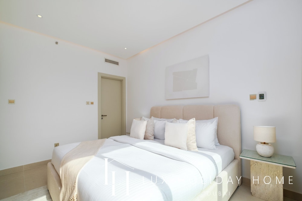 LUX The Modern Golf Skyline Suite