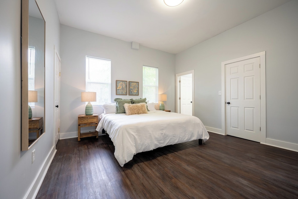 Spacious 5-Bedroom Blue Bungalow