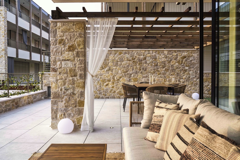 SalvatoreHomes - Pure Luxury in the Centre of Bardolino with Pool & Private Jacuzzi - Casa Olivia - a 5 Star Luxury Collection at Lake Garda