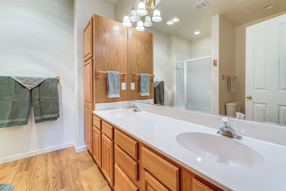 Golf & Mountain Views - Retreat in Clio