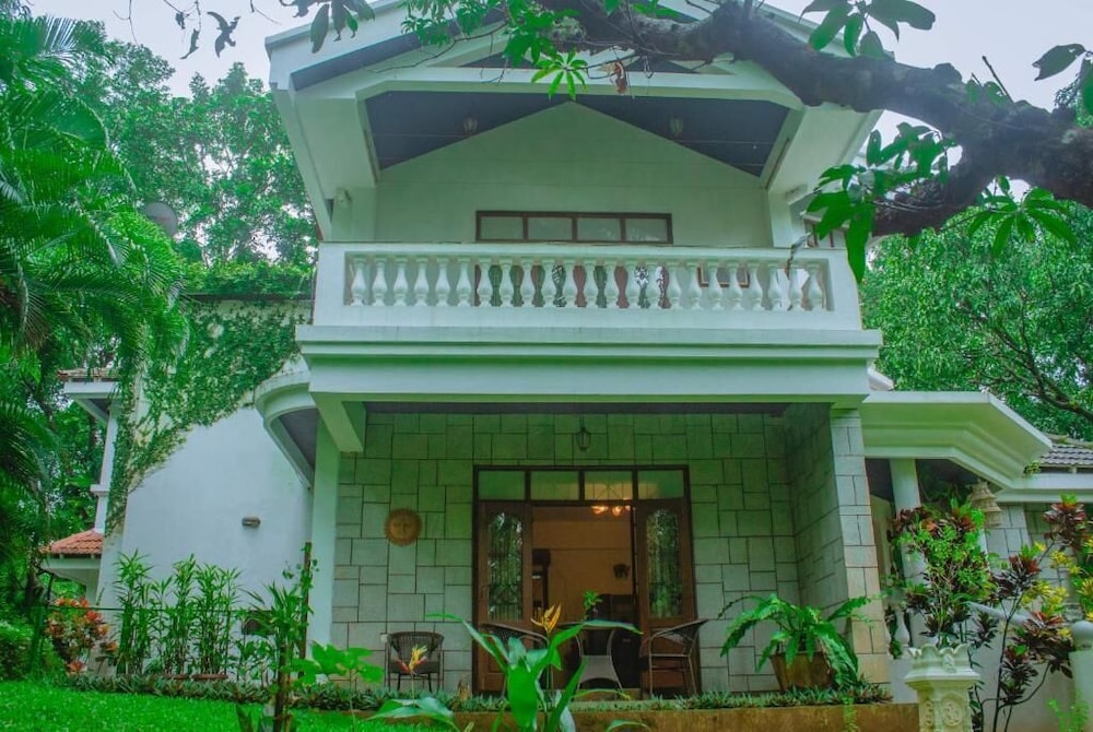 GoBravo 16 3BHK Farm with Pool & Lawn Sec150 Noida