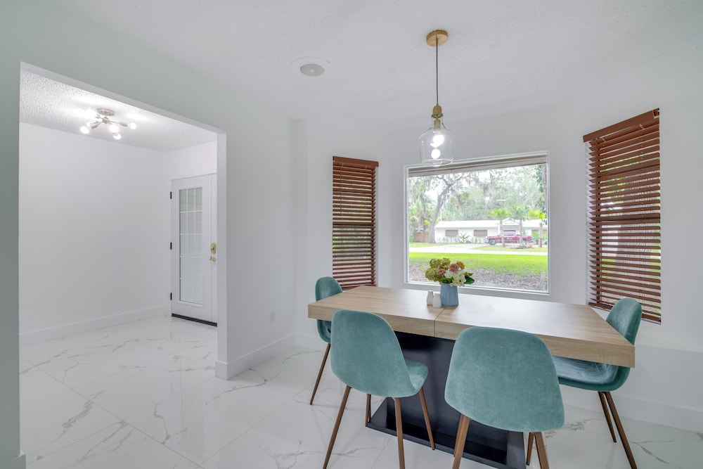 Swim, Hike & Kayak: Crystal River Retreat w/ Yard!