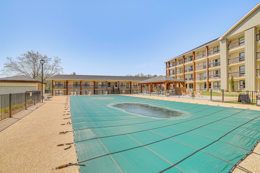 Walk to Branson Landing: Condo w/ Resort Amenities