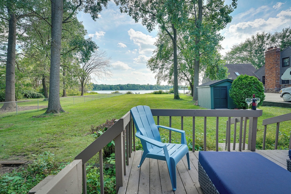 Lakefront Orion Twp. Home w/ Fire Pit & Kayak!