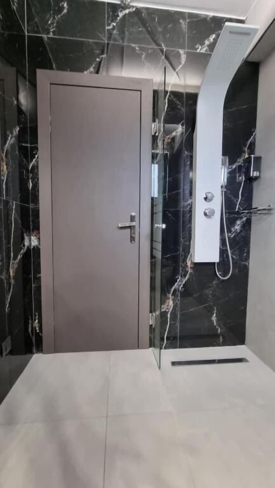 LUXSUITES