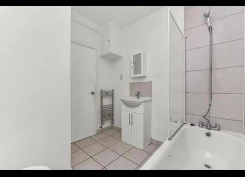 4 Bed Flat - Sleeps 10 - Pets - Parking