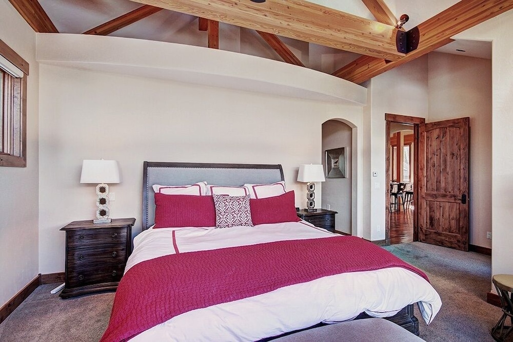 Mountain Majesty Manor 5 Bedroom Home by RedAwning