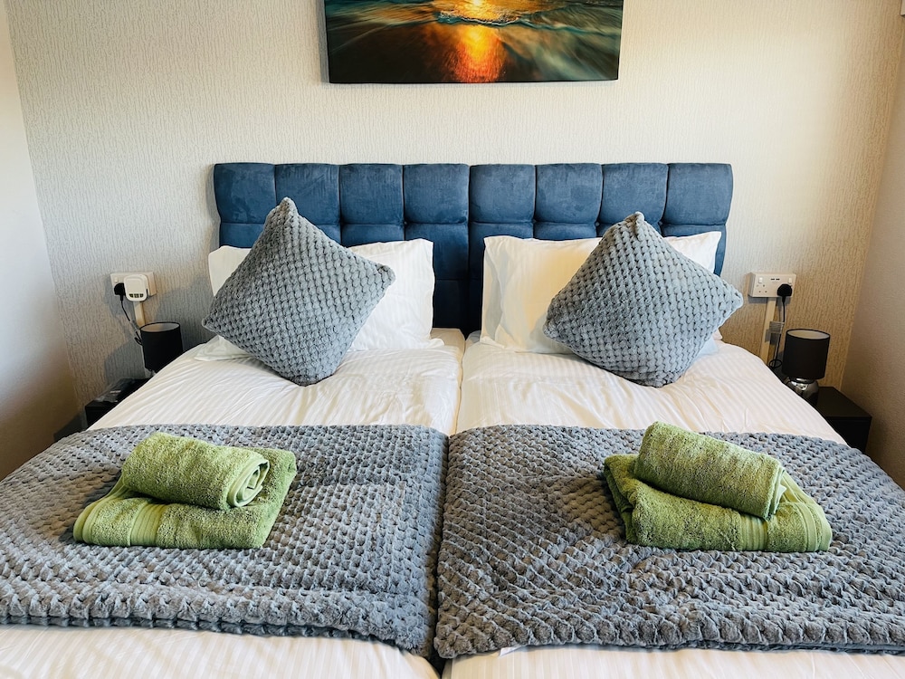 Beautiful 4-bed House in Birmingham Airport NEC view 4