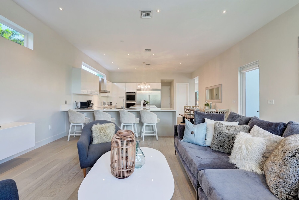 Luxurious Beach Retreat w/ Heated Pool&basketball
