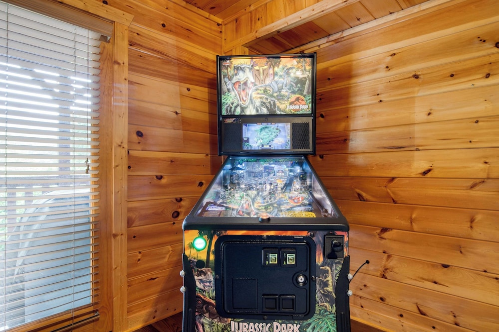 Triple Mountain View by Avantstay: Hot Tub, Game Room & Stunning Smoky Mountain Views