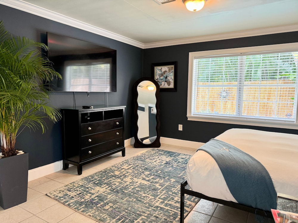 Islands Inn on the Drive - Sunset Suite - King Bed - B1