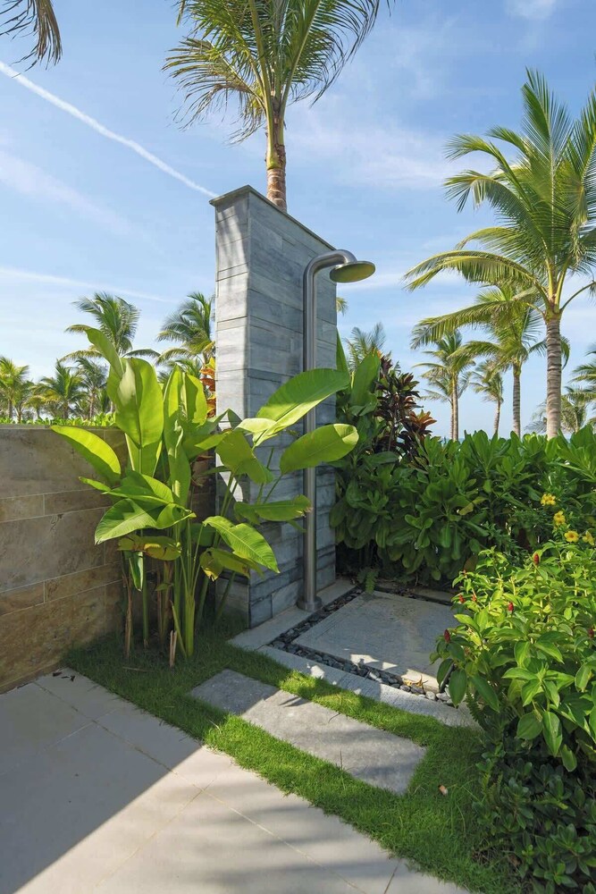 Family Paradise: Where Memories Bloom by the Sea