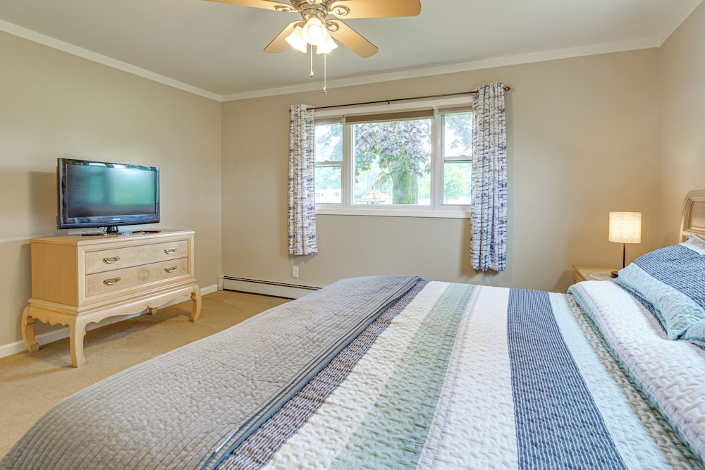 1 Block to Lake Huron: Pet-friendly Apt w/ Kayaks