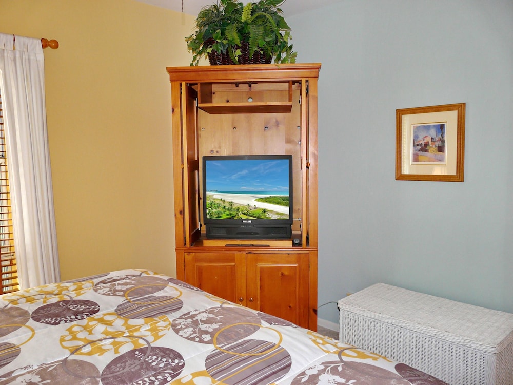 Bungalow-style Beachfront Condo With Pool