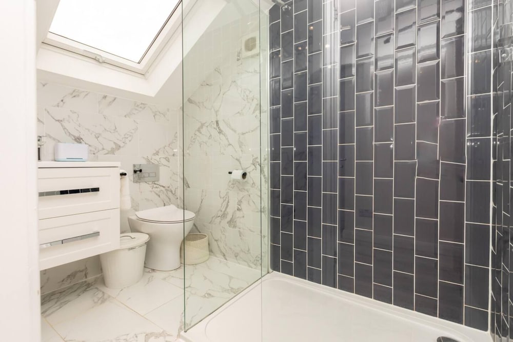 Stunning 3 Bed House view 5