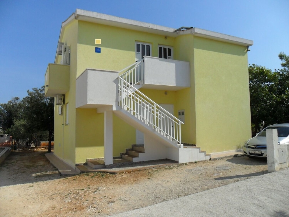 Gor - B2 view 5