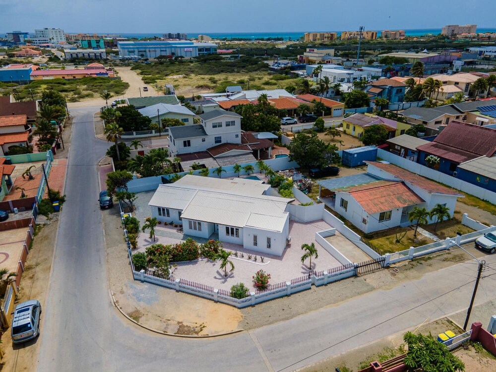 NEW Modern 3 Bedroom 10 Minute Walk to the Beach