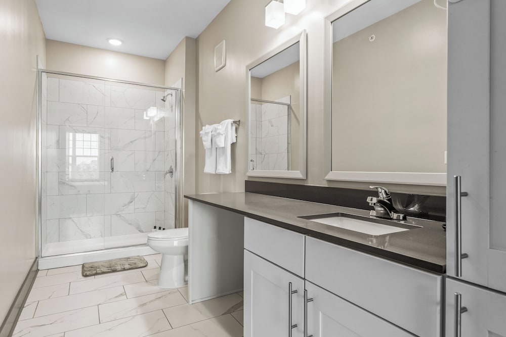 Monarch Apartments 15m to Parks, Pet Friendly, Free Parking by Heavenly Homes