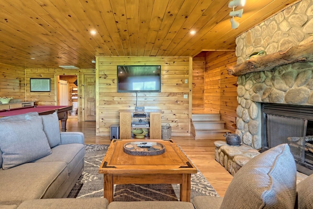 Hot Tub 3 Fireplaces Mountain Views Game Room