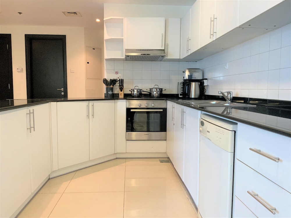 DHLA - Modern 2BR balcony in Marina