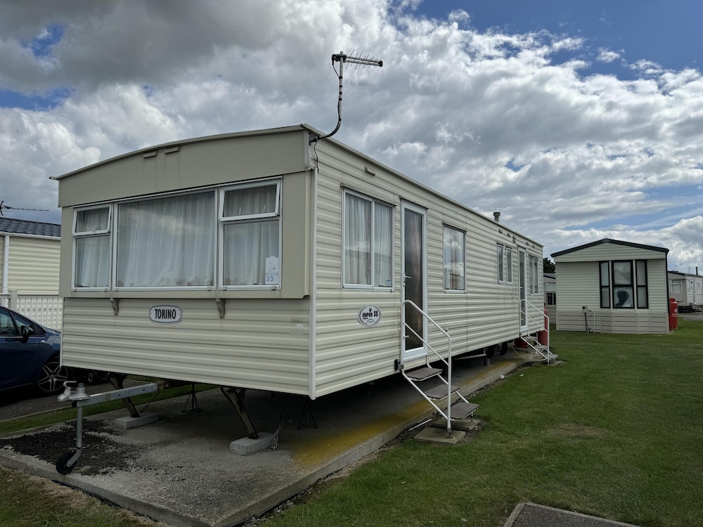 3 Bed Caravan - Sleeps 6 - Pets - Parking - Wifi view 5
