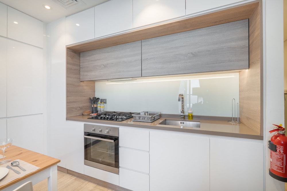 Modern 1-bed With Partial Sea Marina View