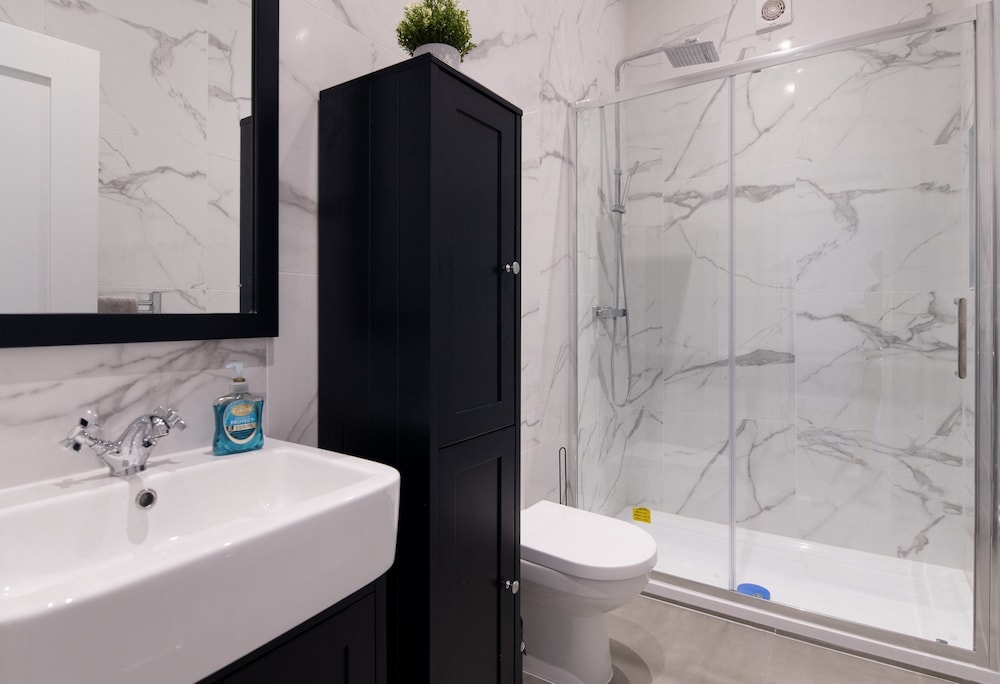 Woodside Park 3 Bedroom Apt with Parking