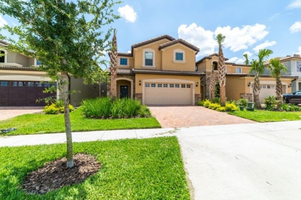 The Ultimate 6 Bedroom Windsor Villa by Redawning - Image 1