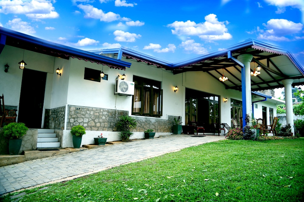 Moon Hills Hotel