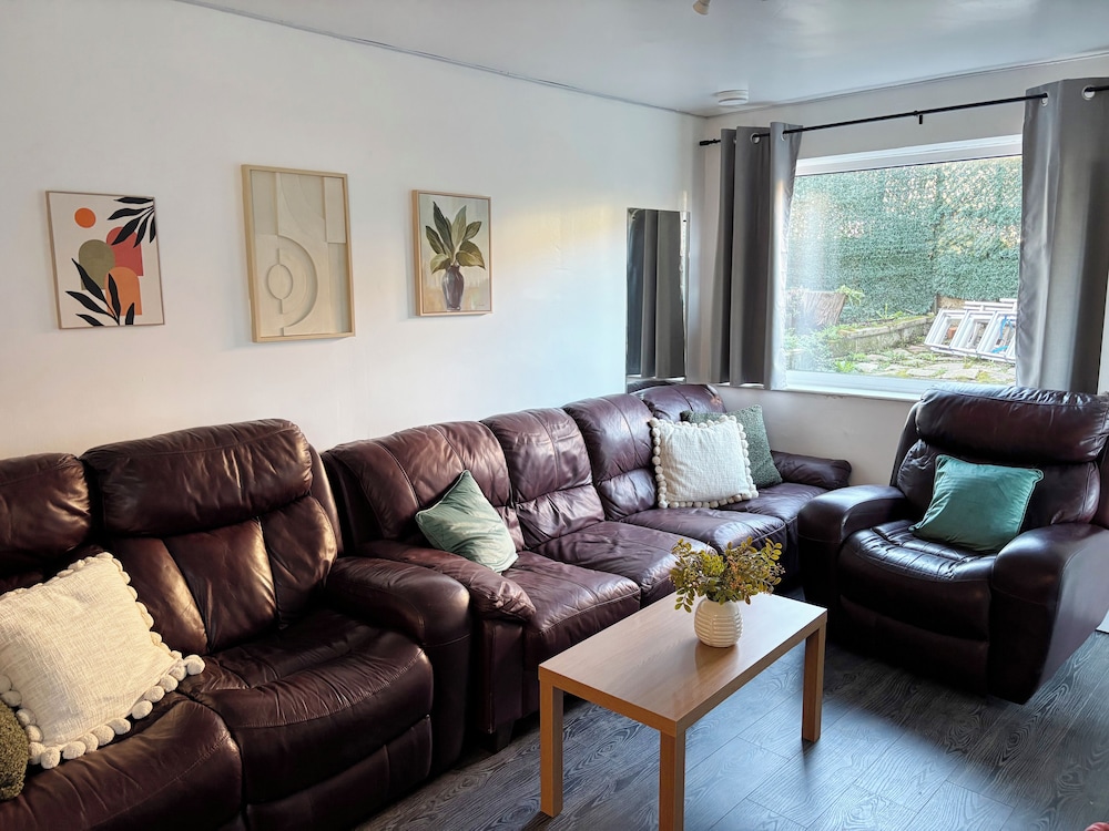 Relaxing Getaway With Hot Tub & Sauna Sleeps 6