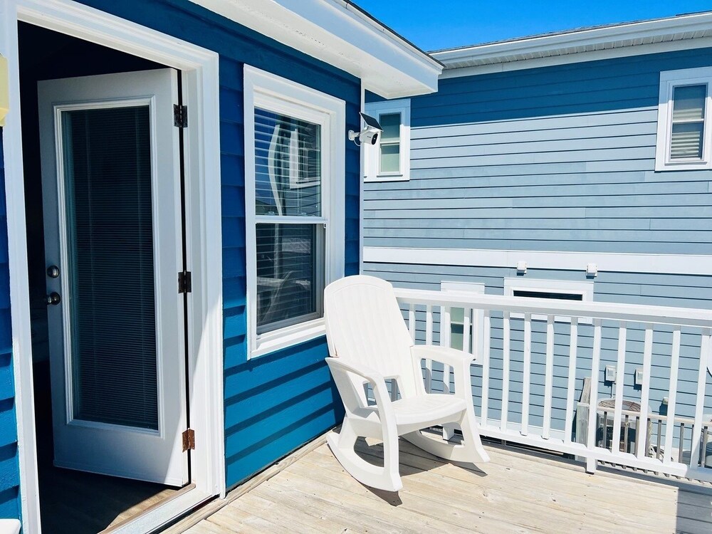 Just Breeze 'n 4 Bedroom Home by RedAwning