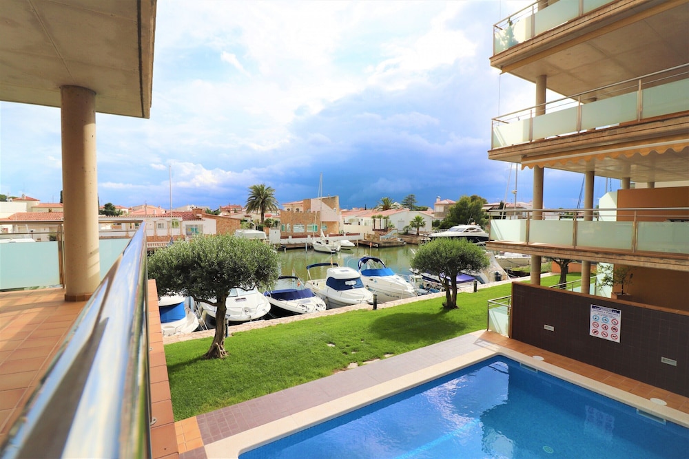 Apartment With Scenic View