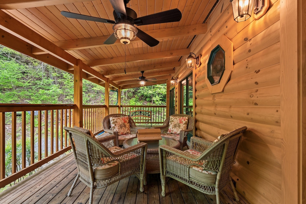 Elk Rapids On Cosby Creek 3 Bedroom Cabin