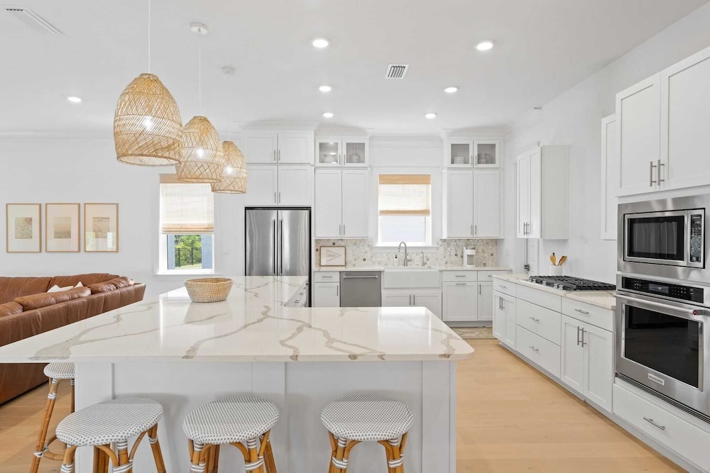 Sleeps 20 2 Homes, 9bdr, Arcade Walk to Blue Mountain Beach Access & Eats