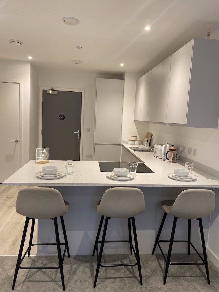 Lakeside - Central Apartment - Free Parking - Cinema Room