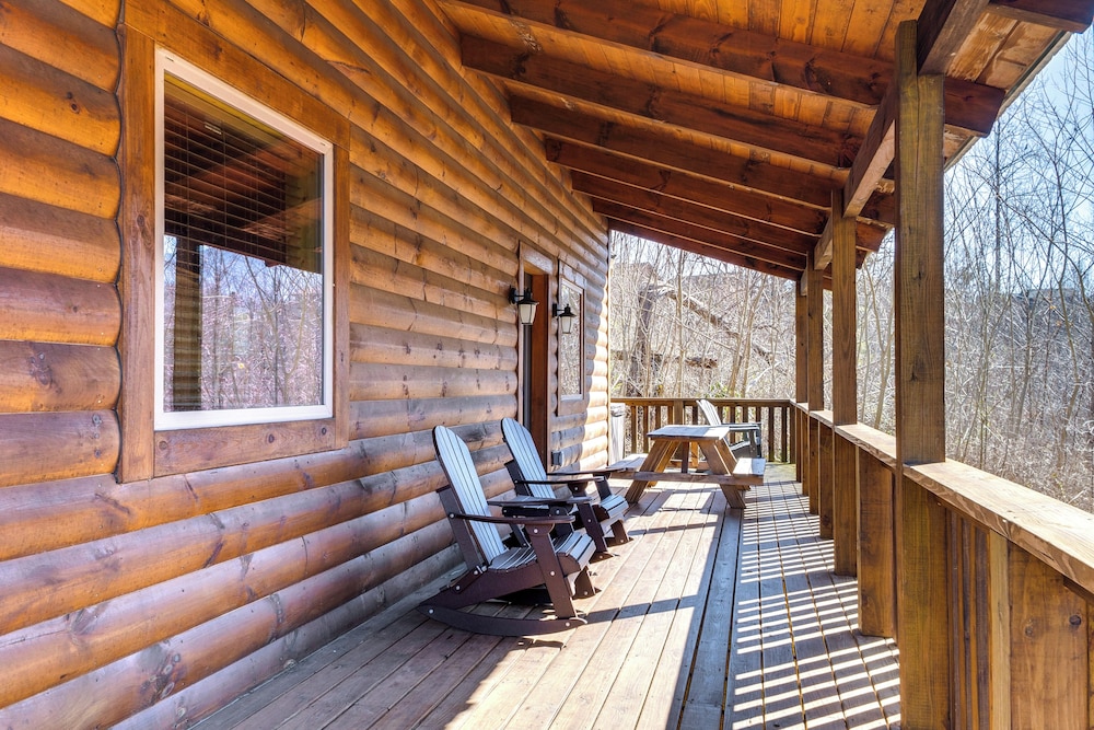 2 Mi to Dtwn Gatlinburg: Mountain Cabin w/ Hot Tub