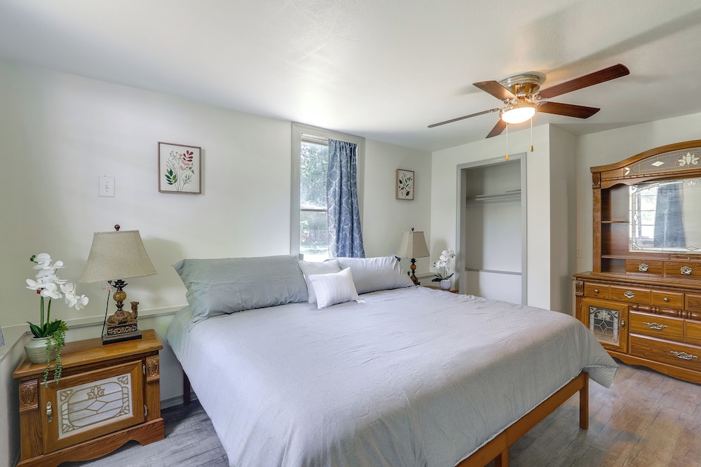 4 Mi to Dtwn: Charming Retreat in Wichita!