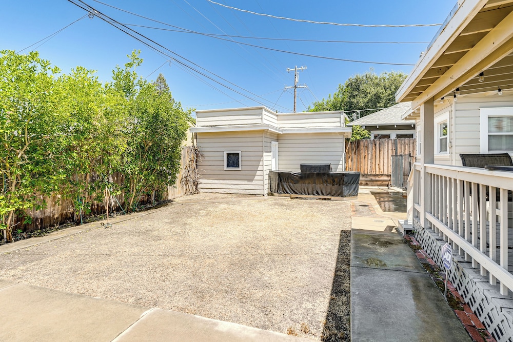 Miracle Mile Stay: Classic Stockton Home w/ Yard!