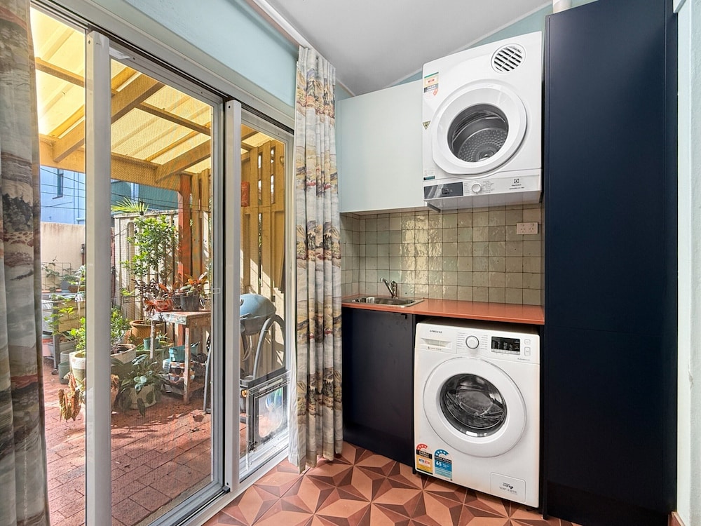 Charming Townhouse Steps From Newcastle Beach