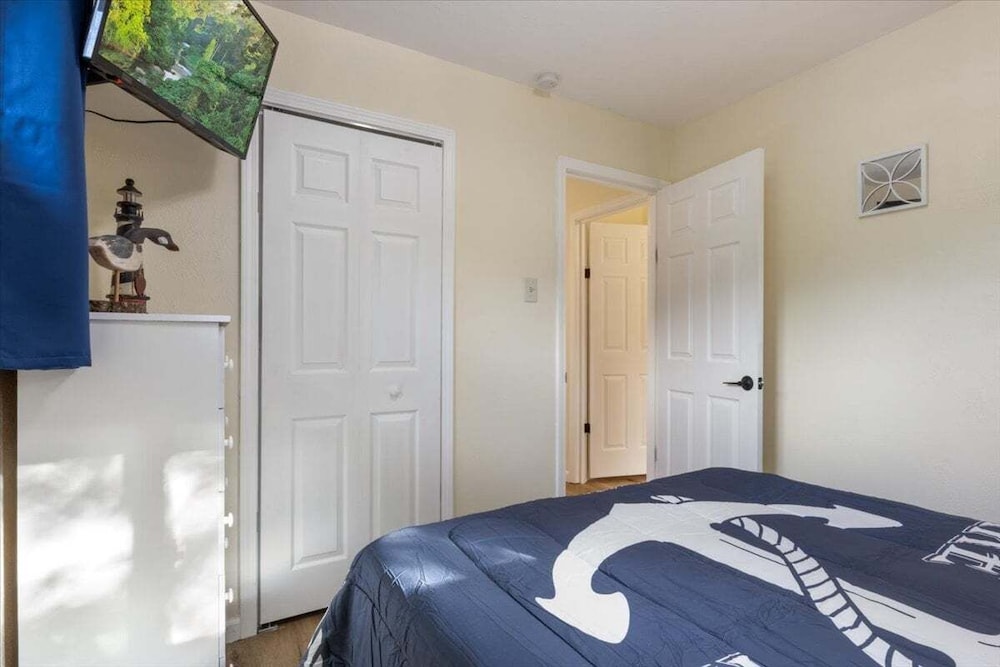 Lakefront Home, Private Dock + Kayaks,arcade Games, Pet Friendly