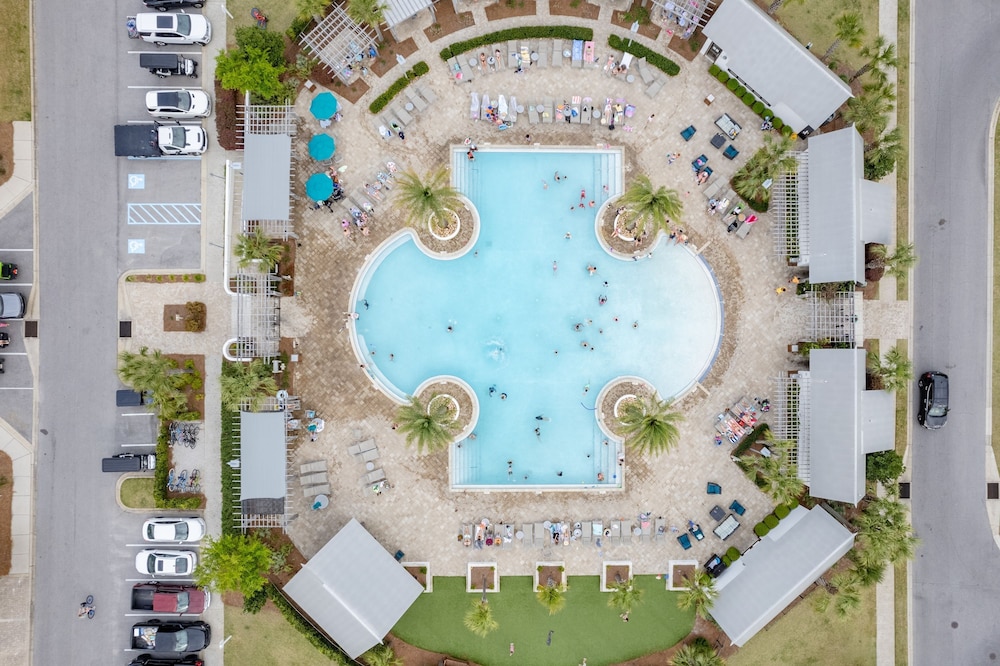 Shine on the Shore by Avantstay Pool Golf Cart