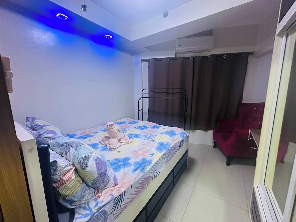 Ritzy Pasay Getaway - Entire Apartment for Rent