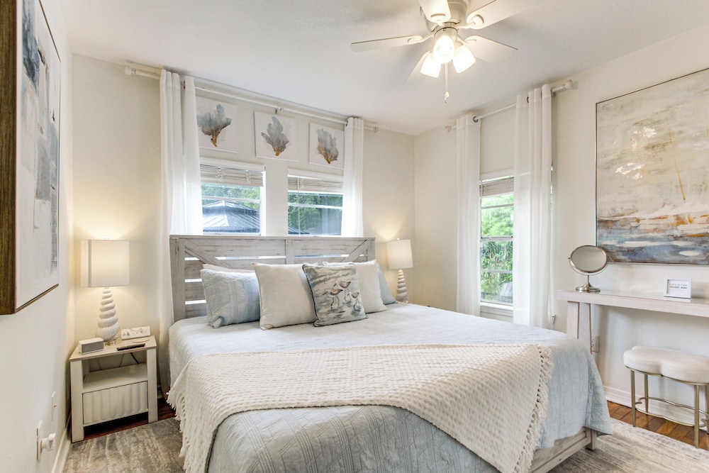 Walk to Beach, Gazebo w/ Hot Tub: Gulfport Gem!