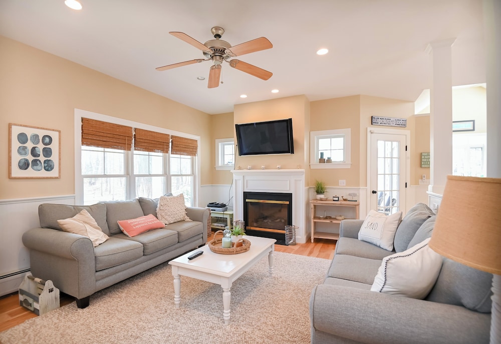 Stunning 5 Bdr, Walk to York Harbor Beach! view 4