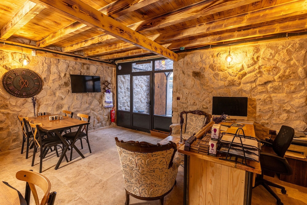 Arkelas Cave House